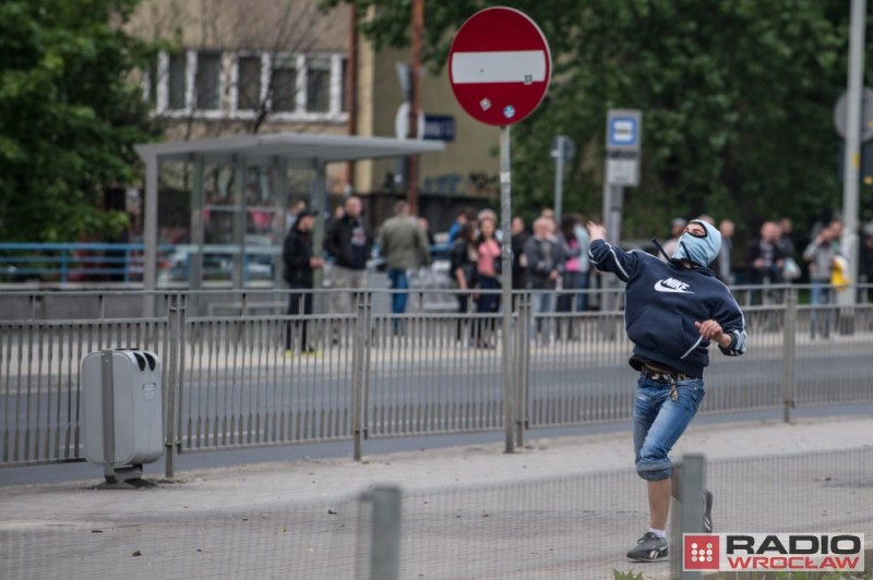 WROCŁAW: Kolejne zamieszki przed komisariatem przy Trzemeskiej (ZDJĘCIA, WIDEO) - fot. Andrzej Owczarek