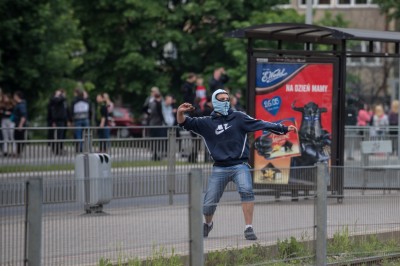 WROCŁAW: Kolejne zamieszki przed komisariatem przy Trzemeskiej (ZDJĘCIA, WIDEO) - 16