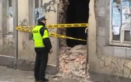 Wrocław: na Psim Polu autobus uderzył w dom. Są ranni - Kadr z filmu zamieszczonego w YouTube