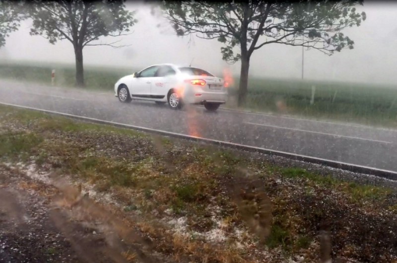 Burze i deszcz w regionie, w Strzegomiu gradobicie [WIDEO] - Grad w Strzegomiu