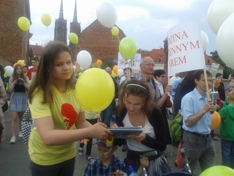 Kilkaset osób przeszło ulicami Wrocławia w Marszu dla Rodzin - Fot: Elżbieta Osowicz