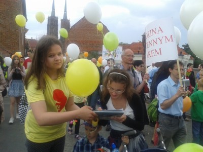 Kilkaset os&oacute;b przeszło ulicami Wrocławia w Marszu dla Rodzin