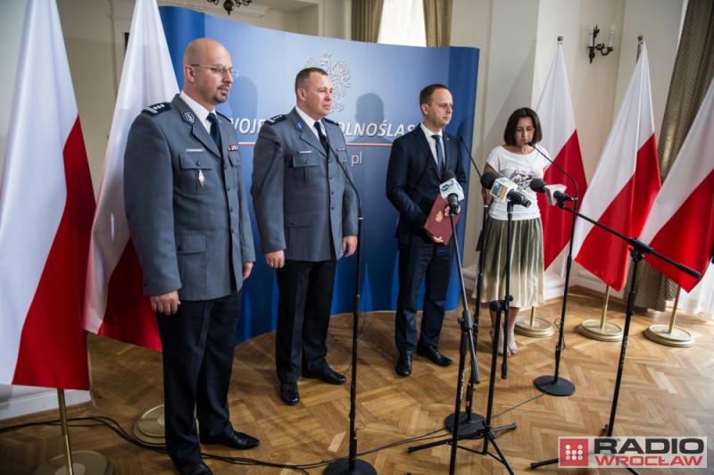Policjanci, którzy schwytali bombiarza z Wrocławia nagrodzeni - fot. Andrzej Owczarek