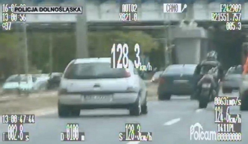 Motocyklista-pirat przekroczył prędkość o 3 razy! [FILM] - prntscr