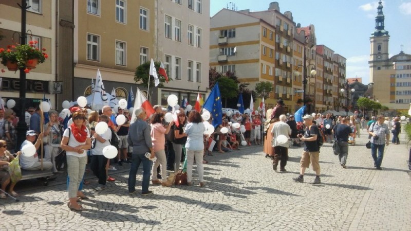 Kilkaset osób na manifestacji KOD w Legnicy - Fot: A. Andrzejewski