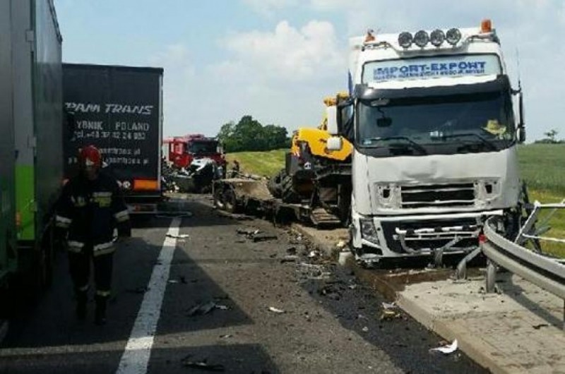 Karambol na A4: Nie żyją dwie osoby - fot. KMP Legnica