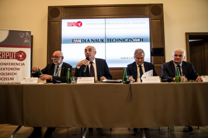 Szczyt rektorów we Wrocławiu. Dyskutują o przyszłości nauki - Fot: Andrzej Owczarek