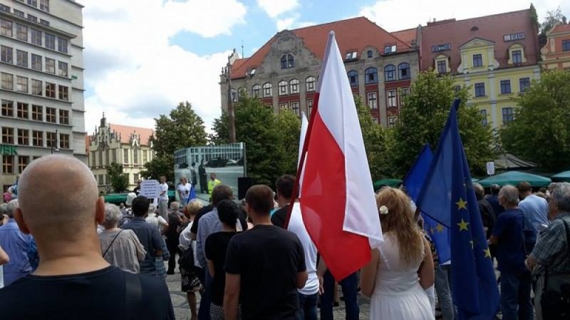 "27 lat wolności" - manifestacja KOD we Wrocławiu - Fot: Gregor Niegowski