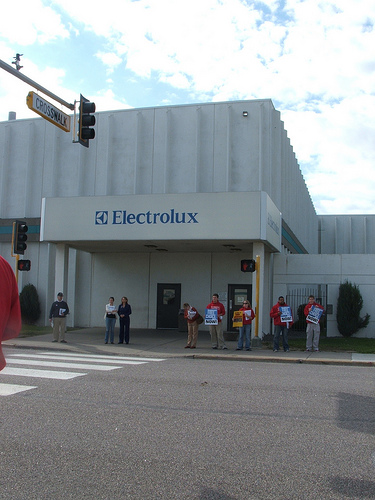 Oławski Electrolux zatrudnia tych, których zwolnił - Związkowcy protestują przed jednym z amerykańskich zakładów Electroluxa (Fot. Flickr / aflcio2008)