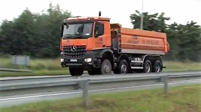 Mieszkańcy Radomierzyc chcą zamknięcie ich drogi dla ciężarówek - 
