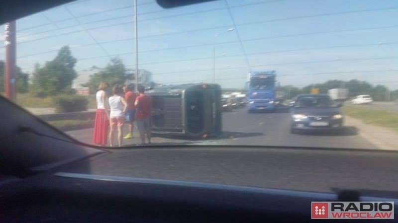 WROCŁAW: Przewrócone auto na Sobieskiego [ZDJĘCIA] - Zdjęcia nadesłane przez internautkę