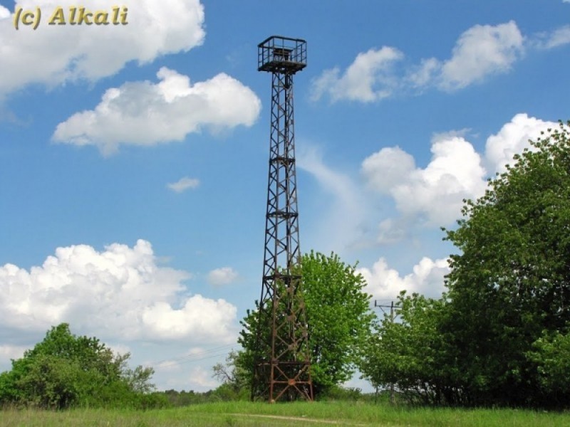 Ukradł zabytkową latarnię lotniczą i sprzedał na złom (FOTO) - Zdjęcia archiwalne: www.panoramio.com, fotografie po kradzieży: Andrzej Andrzejewski