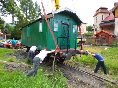Po 16 latach na stacji w Karpaczu pojawił się znów wagon kolejowy - 13
