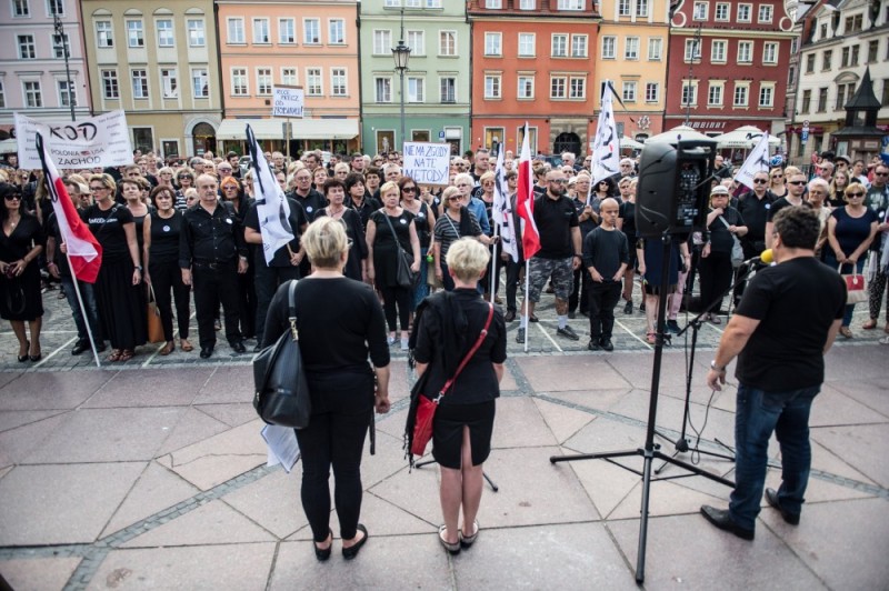 Czarny protest Komitetu Obrony Demokracji –