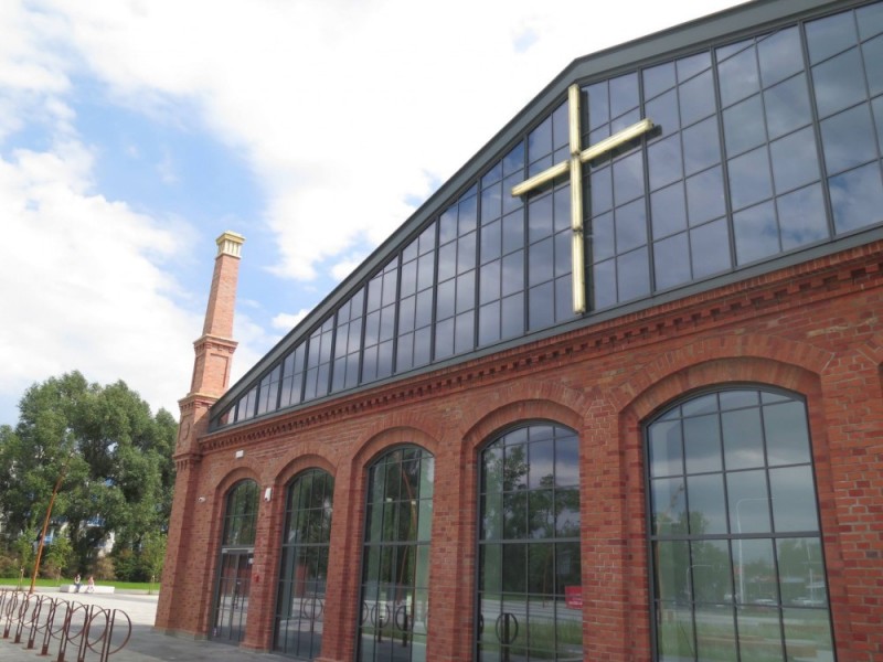 Krzyż "Solidarności" wrócił na fasadę Centrum Historii Zajezdnia - fot. Juliusz Woźny