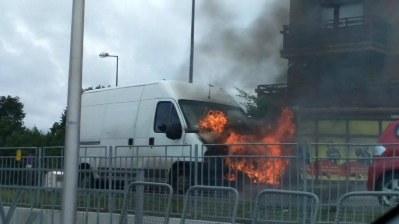Wrocław: Płonący bus na Zwycięskiej [ZDJĘCIA] - fot. Internauta