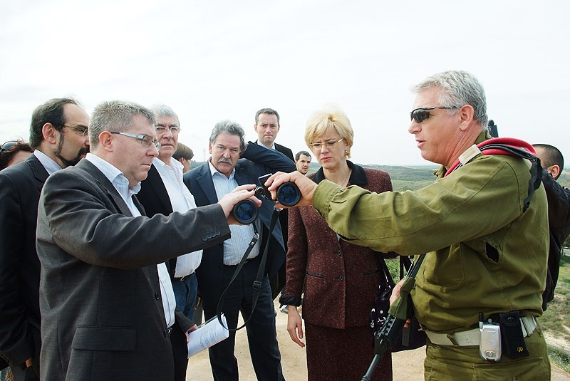Czarnecki widział rakiety Hamasu cd. - W punkcie obserwacyjnym Strefy Gazy w zachodniej części miasta Sderot 