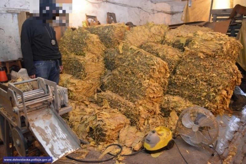 Policjanci zabezpieczyli ponad 1,5 tony nielegalnego tytoniu - fot. dolnoslaska.policja.gov.pl