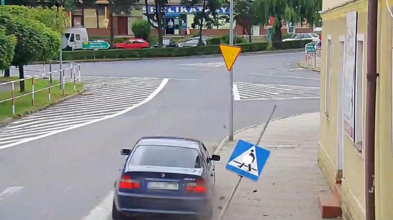 Złotoryja: Kierowca BMW chciał poszaleć i uderzył w znak (FILM) - fot. Facebook