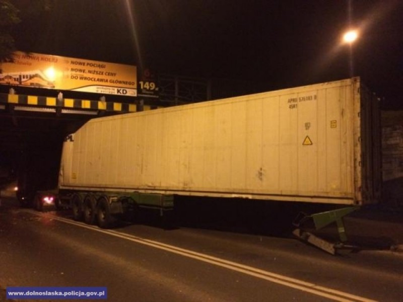 Ciężarówka uderzyła w wiadukt (FOTO) - fot. Dolnośląska Policja