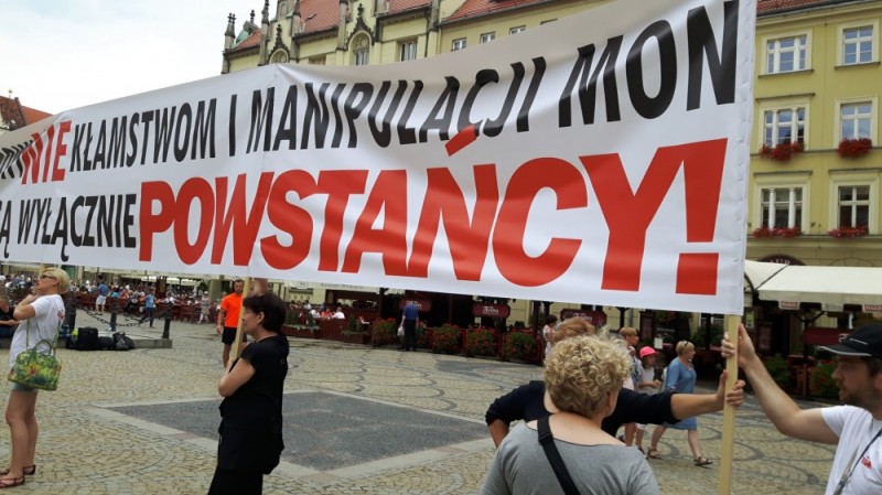 "Nie kłamstwom i manipulacjom MON" - grzmią manifestanci we Wrocławiu - Fot: P. Gałecki