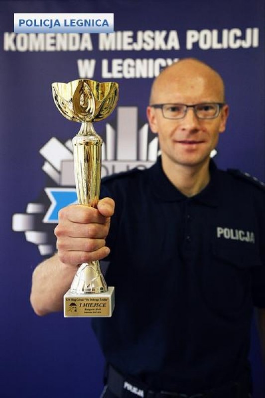 Policjant wbiegł po puchar - 