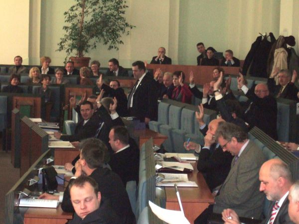Sejmik uchwalił budżet na 2009 rok - Fot. Katarzyna Górowicz. Głosowanie nad budżetem województwa.