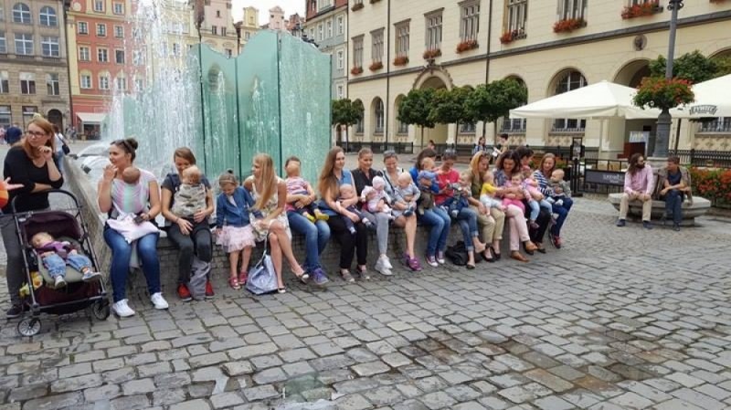 Wrocławskie mamy w obronie publicznego karmienia piersią - Fot: Gregor Niegowski