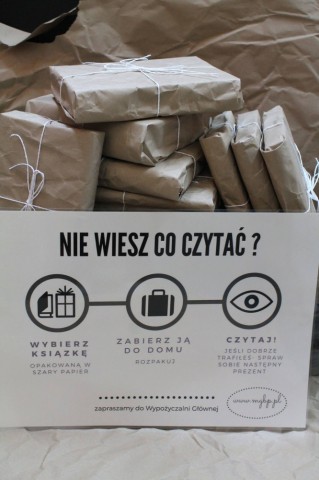 Eksperyment w polkowickiej bibliotece. Wypożyczają książki w ciemno