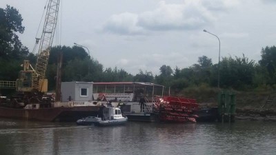 Wrocław: Wypompowują wodę ze statku przy Wybrzeżu Wyspiańskiego - 0