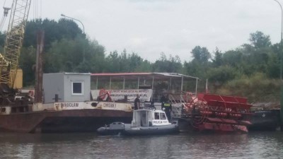 Wrocław: Wypompowują wodę ze statku przy Wybrzeżu Wyspiańskiego - 2