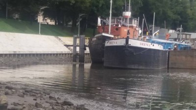 Wrocław: Wypompowują wodę ze statku przy Wybrzeżu Wyspiańskiego - 3