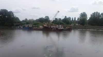 Wrocław: Wypompowują wodę ze statku przy Wybrzeżu Wyspiańskiego - 4
