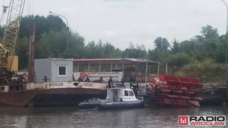 Wrocław: Wypompowują wodę ze statku przy Wybrzeżu Wyspiańskiego - fot. Elżbieta Osowicz