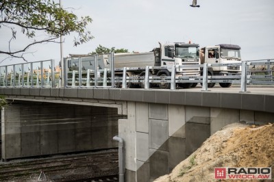 Wrocław: Pr&oacute;by obciążeniowe na nowym wiadukcie [ZDJĘCIA]