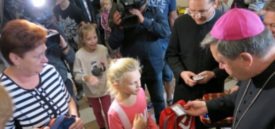 Rozdali ubogim 2 tysiące tornistr&oacute;w