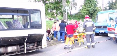 Zaręba pod Lubaniem: Autobus uderzył w drzewo. Kilkanaście osób rannych