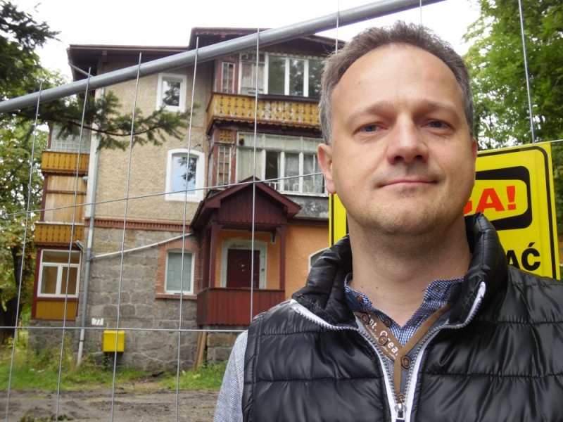 Spór o zabytkowe wille w Karpaczu. Koparki na placu budowy, ale rozbiórki nie będzie - 