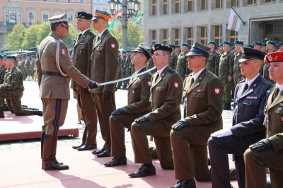 Macierewicz we Wrocławiu. Pierwsze gwiazdki dla niemal 500 żołnierzy