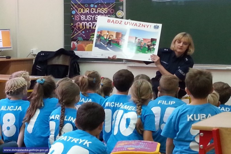 Z uczniami o zagrożeniach. Rozpoczął się program Alfa - fot. dolnoslaska.policja.gov.pl