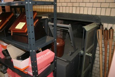 Sprzedają majtki i skarpety w krematorium dawnego obozu! (Zobacz) - 0