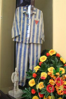 Sprzedają majtki i skarpety w krematorium dawnego obozu! (Zobacz) - 1