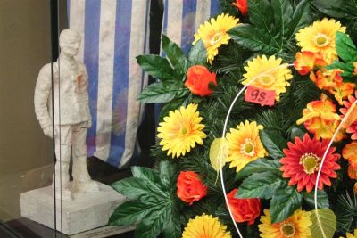Sprzedają majtki i skarpety w krematorium dawnego obozu! (Zobacz) - 2