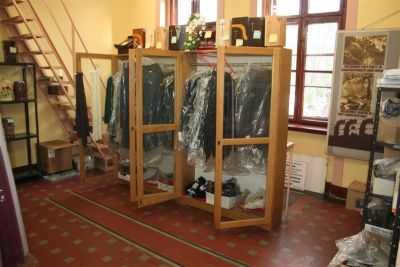 Sprzedają majtki i skarpety w krematorium dawnego obozu! (Zobacz) - 3