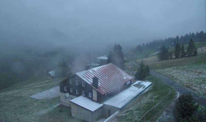 W Karkonoszach spadł pierwszy śnieg (PROGNOZA POGODY) - fot. kamery.humlnet.cz