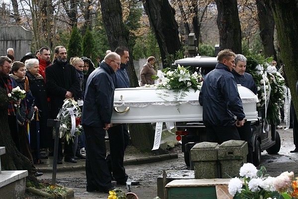 Świdnica: pogrzeb 17-letniej Ewy (Zobacz) - (Fot. Tomasz Pietrzyk)