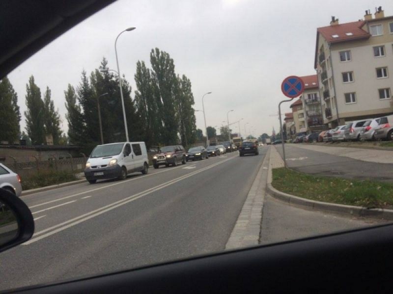 Wrocław: Policjanci w nieoznakowanym radiowozie i paraliż na Ołtaszynie  - 