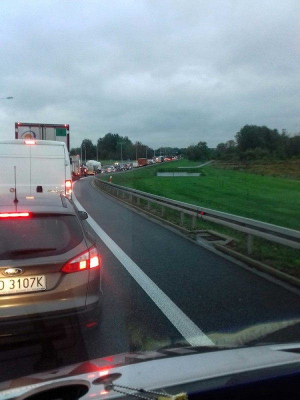 Bardzo duże korki na drogach dojazdowych do Wrocławia (SPRAWDŹ) - Korek na AOW. Zdjęcie nadesłane dzięki aplikacji RW Drogi