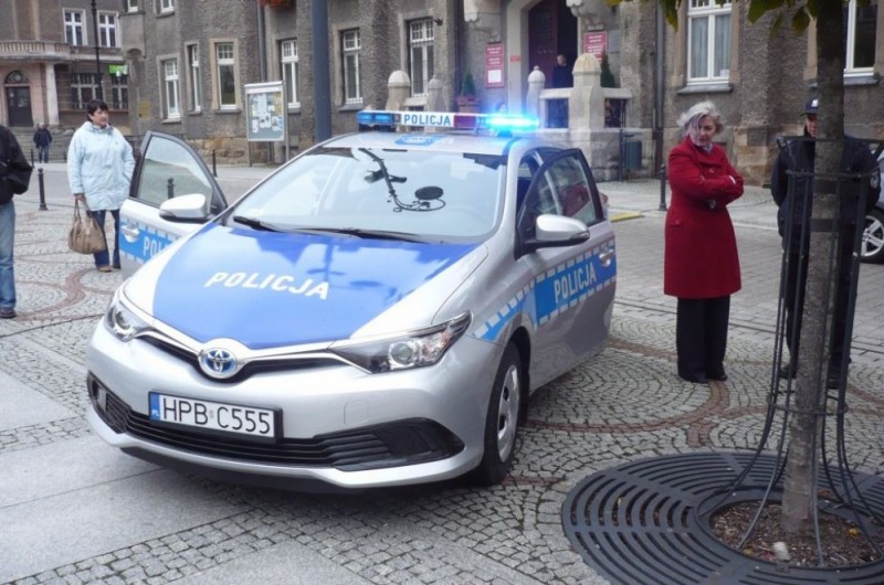 Wałbrzyska policja dostała nowe radiowozy w ramach funduszu obywatelskiego - fot. Barbara Szeligowska