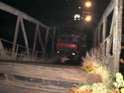 Marciszów - zawalił się most i wpadł do rzeki razem z ciężarówką. (Zobacz) - 1